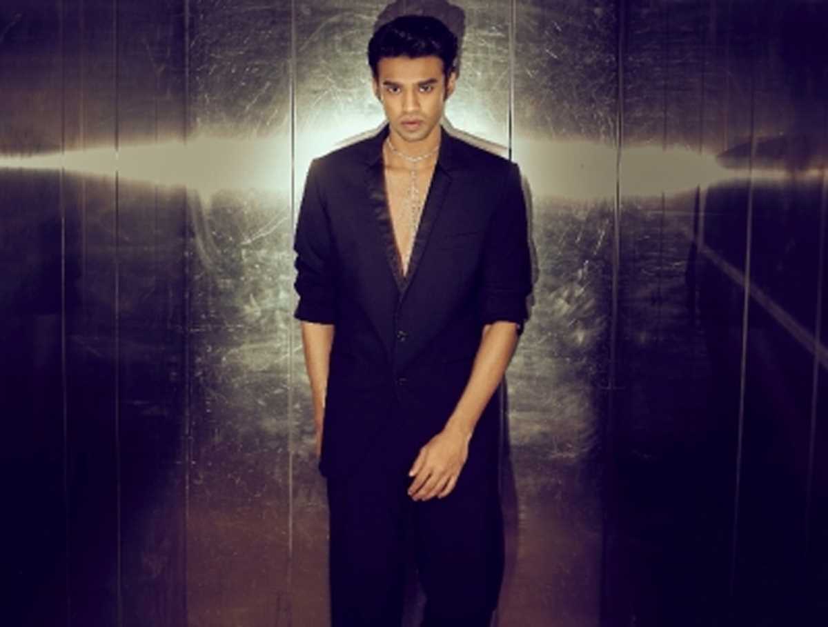 अवॉर्ड लेने पिता इरफान खान का सूट पहनकर पहुंचे बेटे बाबिल खान अवॉर्ड लेने पिता इरफान खान का सूट पहनकर पहुंचे बेटे बाबिल खान